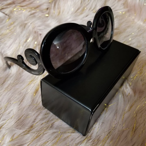 AUTHENTIC PRADA - Picture 1 of 3